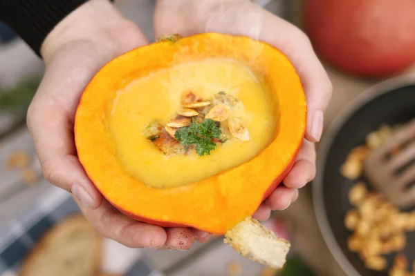 Fresh homemade pumpkin soup served in the pumpkin shell — Stock Photo, Image