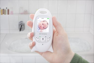 O banyo girmesinden kısa bir süre önce bebek bebek telsizi aracılığıyla kontrol Ebeveyn