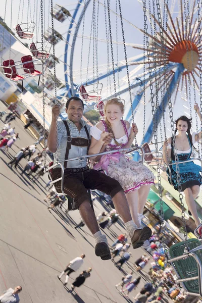 Coppia divertirsi sulla giostra a catena Ketten-Karussell all'Oktoberfest — Foto Stock