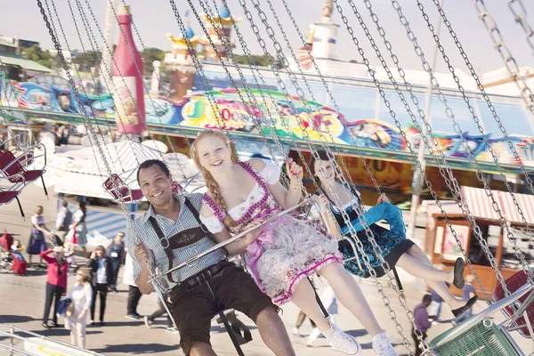 Couple s'amuser sur la chaîne carrousel Ketten-Karussell à Oktoberfest — Photo