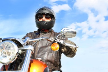 Motorcu mavi gökyüzü üzerinde yolda