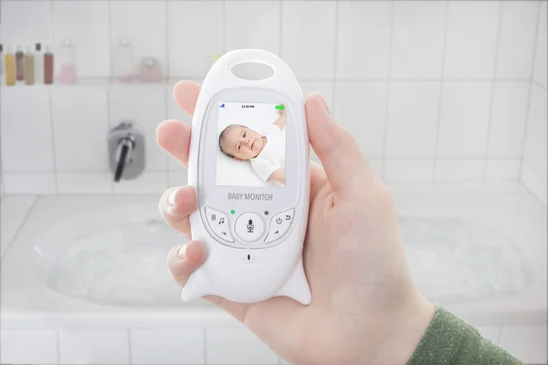 Mamá no tendrá tiempo para bañarse mientras el bebé llora en el monitor del bebé. — Foto de Stock
