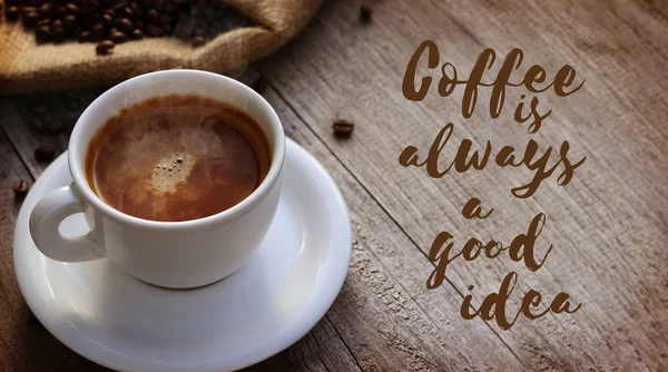 Kahve alıntı kahve fincanı ahşap yüzeyi üzerinde — Stok fotoğraf