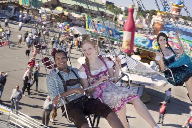 Eğleniyor zinciri carousel onur-Karussell Ekim Festivali'nde Çift