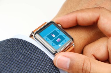 Bebek izci app akıllı onun gözetiminde kullanarak iş adamı