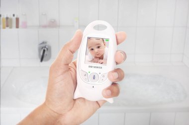 Bebek Bebek monitörde uyanık olduğu gibi banyo üst zamanım olmayacak