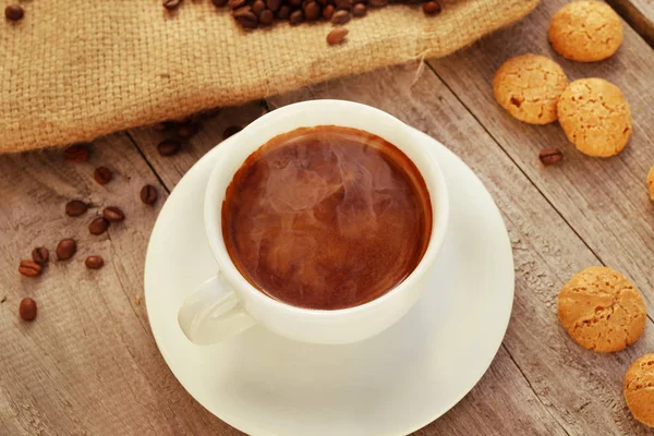 Tasse de café chaud sur la surface en bois — Photo