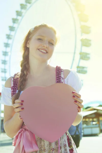 Fata germană care deține o inimă Oktoberfest Copyspace — Fotografie, imagine de stoc