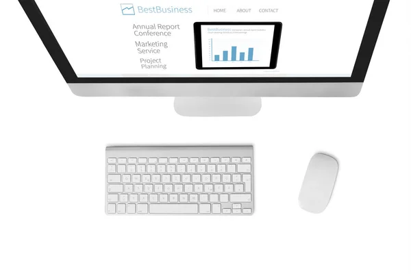 Computadora receptiva en mesa blanca - sitio web de negocios — Foto de Stock