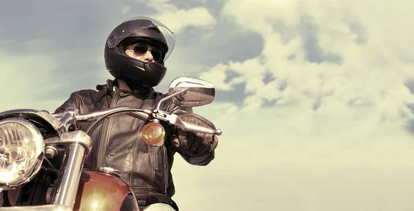 Motociclista en la carretera sobre el cielo azul — Foto de Stock