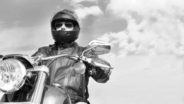 Motociclista na estrada sobre o céu azul — Fotografia de Stock