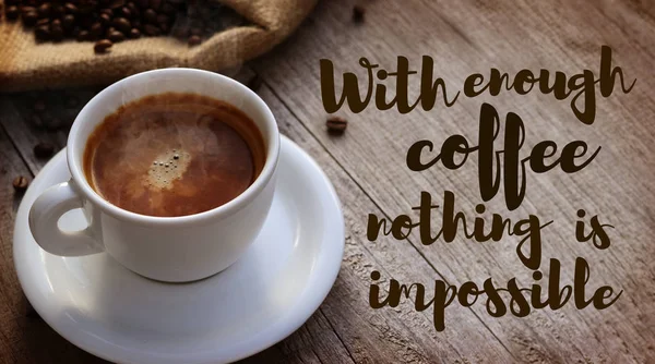 Kaffee-Zitat über Tasse Kaffee auf Holzoberfläche — Stockfoto