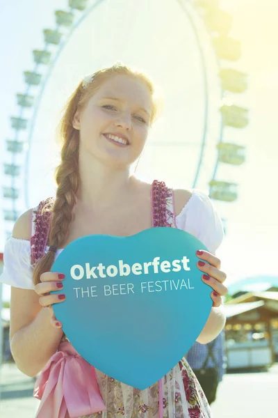 Deutsches Mädchen mit Oktoberfest-Herz - Copyspace — Stockfoto