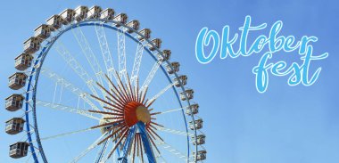 Büyük dönme dolap üzerinde mavi gökyüzü