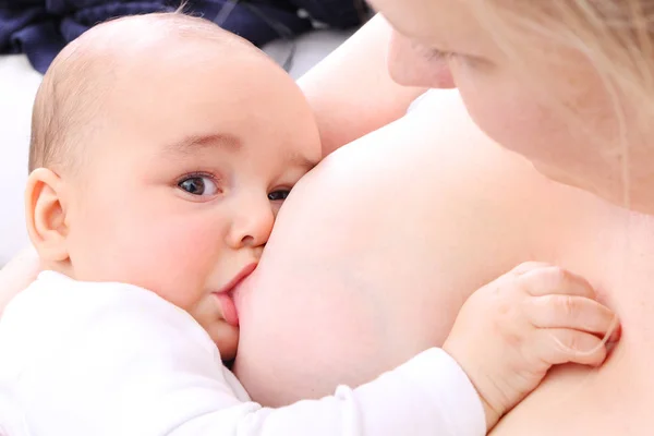 Bambino che beve dal seno — Foto Stock