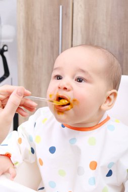 Onun erkek bebek besleme katı anne