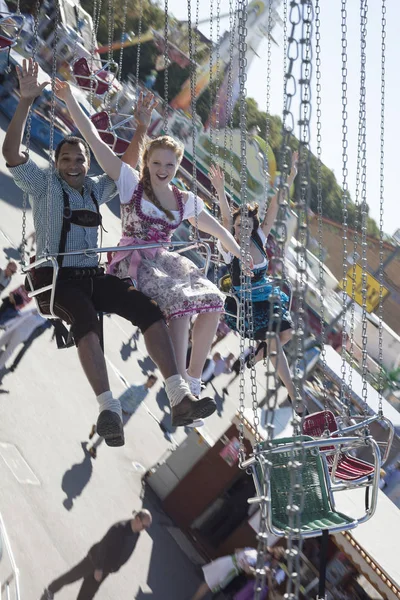 Vrienden plezier op keten carrousel Chains of-Karussell op Oktoberfest — Stockfoto
