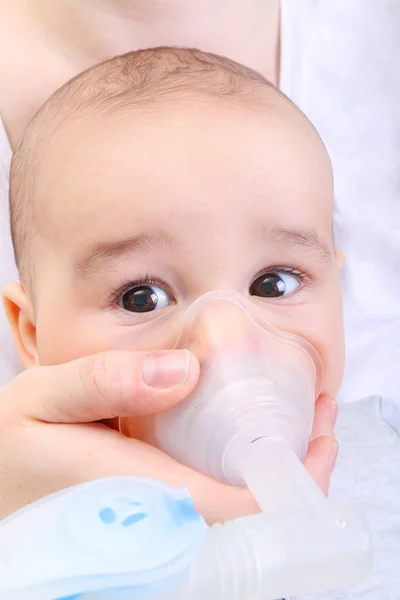 Mor som inhalerer for sin syke lille gutt - Vaporizer – stockfoto