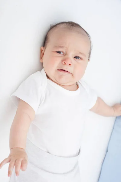 Bebé chorão assustado — Fotografia de Stock