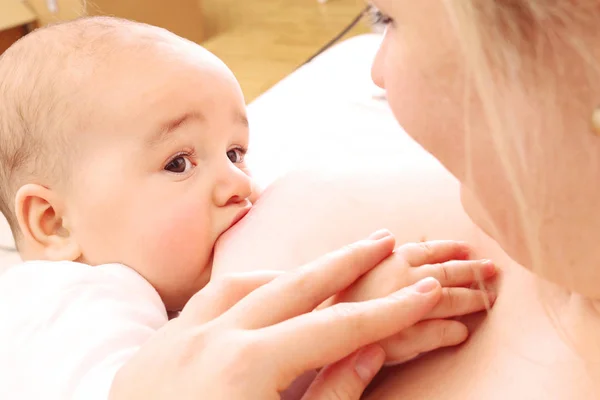 Mãe amamentando seu bebê — Fotografia de Stock