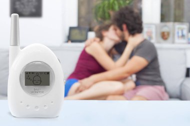 Genç çift bebek monitörde uyurken serbest zaman zevk