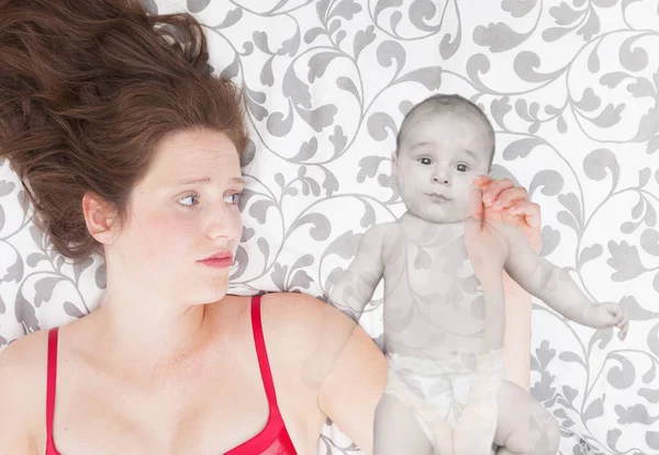 La mujer extraña al niño que perdió — Foto de Stock