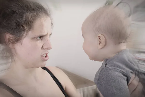 Мать, страдающая послеродовой депрессией, трясется и кричит на своего ребенка — стоковое фото