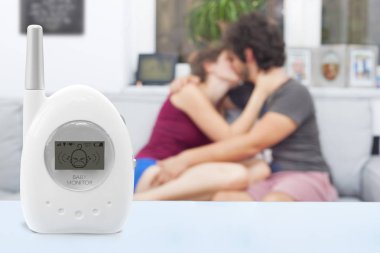 Dikkatsiz bebek bakıcısı bebek anlamadan dışarı yapma monitörde ağlıyor