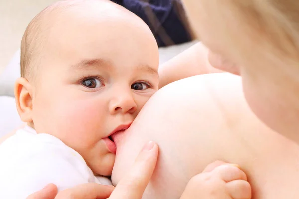 Borstvoeding moeder haar baby — Stockfoto