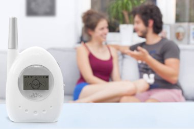 Pervasız bebek bakıcısı bebek anlamadan monitörde ağlıyor