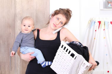 Her şeyle ilgilenmek tarafından bunalmış anne evde kalmak 