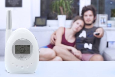 Tv erkek bebek anlamadan monitörde ağlıyor pervasız bebek bakıcısı saatler