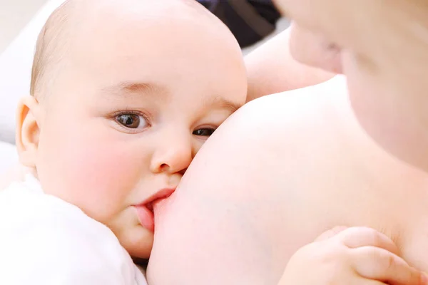 Äiti imettää vauvaansa — kuvapankkivalokuva