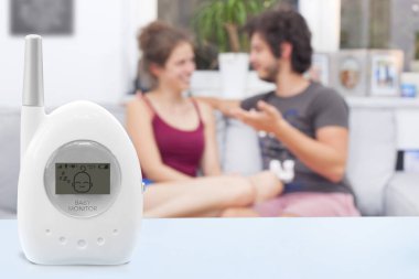 Bebek uyurken boş vaktinizi genç Çift