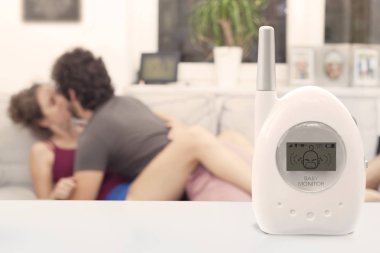 Pervasız bebek bakıcısı bebek monitörde ağlıyor farkında değil