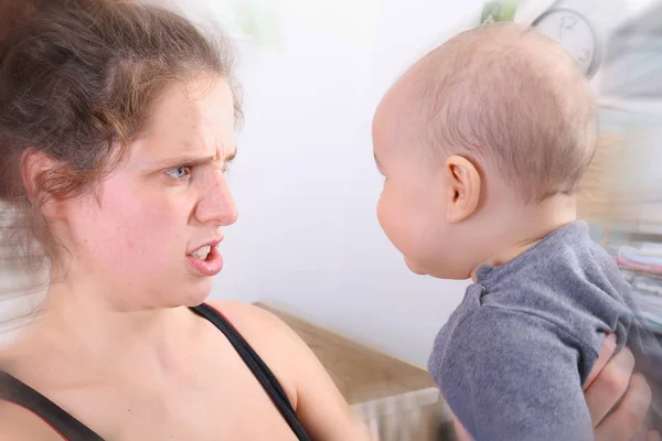 産後うつ病に苦しんでの母を振るし、彼女の赤ちゃんに悲鳴 — ストック写真