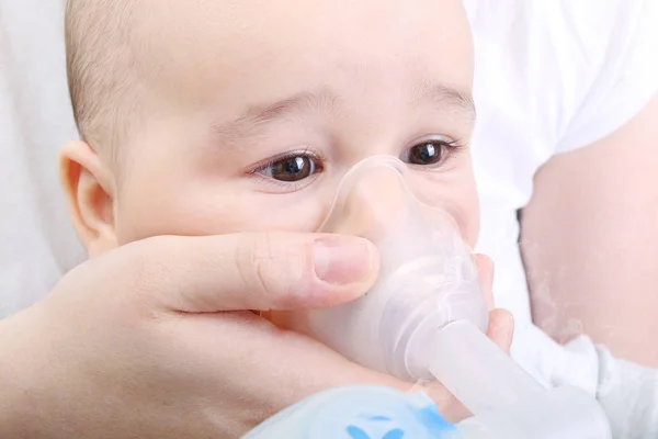 Niño en el hospital recibe tratamiento inhalador para la tos — Foto de Stock