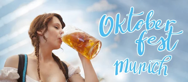 Oktoberfest Banner - tysk kvinna dricker öl — Stockfoto