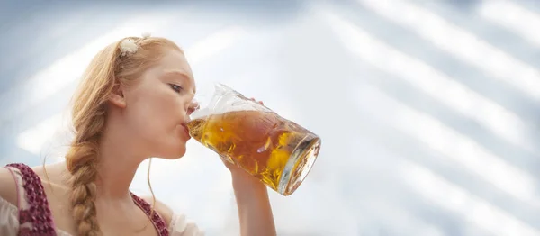 Duitse vrouw drinken bier-Copyspace — Stockfoto