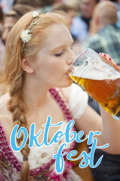 Junge rothaarige Frau trinkt Bier auf Oktoberfest — Stockfoto