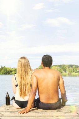 Bir bira bir göl olan genç Çift