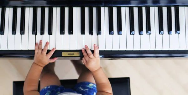 Nauka gry na pianinie malucha — Zdjęcie stockowe