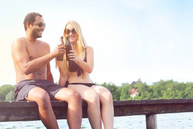 Bir bira bir göl olan genç Çift