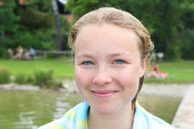 Sonra bir sabah yüzmeye bir gölde genç kadın