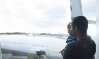 Baba ve oğul havaalanında.