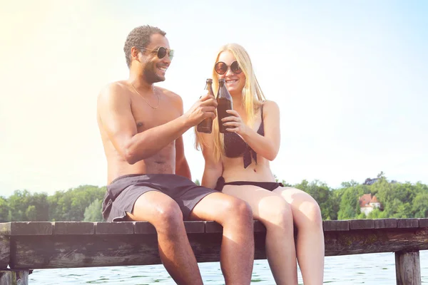 Giovane coppia godendo di una giornata al lago — Foto Stock