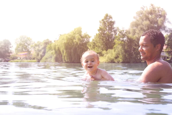 Felice bambino che impara a nuotare — Foto Stock
