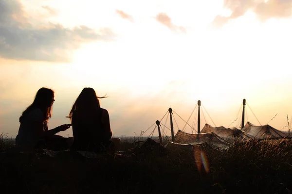 Tiener vrienden genieten van de zonsondergang — Stockfoto