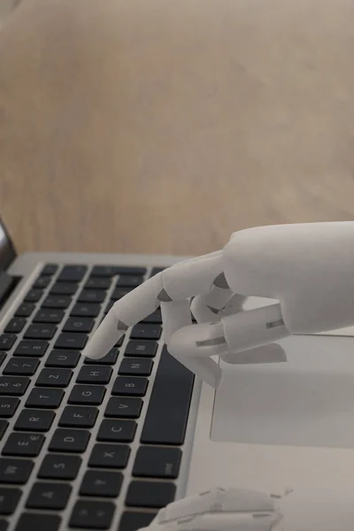 Robot folosind un laptop — Fotografie, imagine de stoc