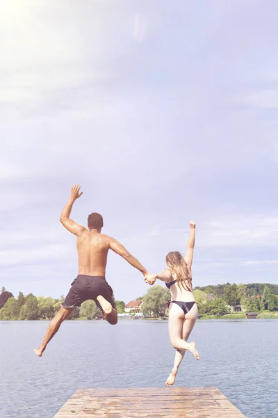 Cuplu Jumping În Lac fotografii de stoc fără drepturi de autor